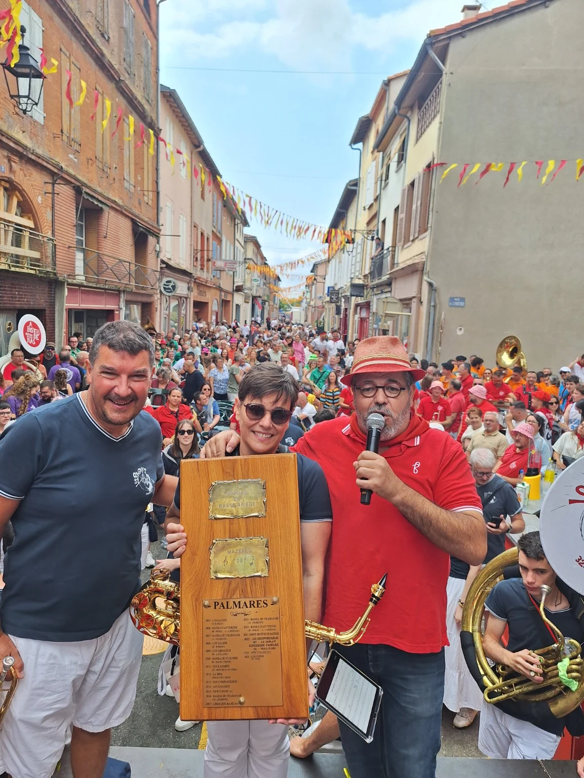 Fabien au micro lors d’une remise de trophée parmi les musiciens et le public