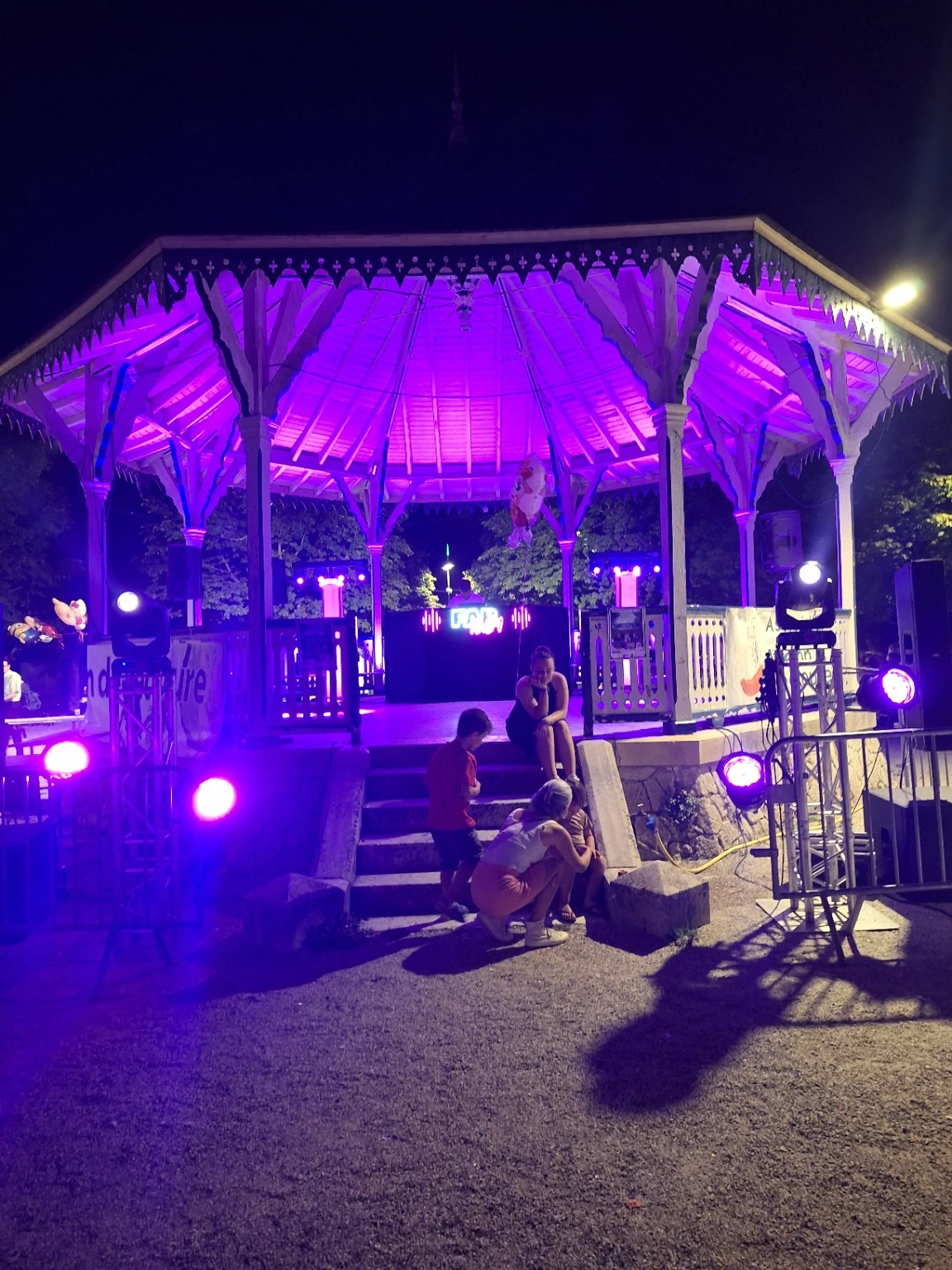 Kiosque éclairé en violet avec une installation DJ FabAnim