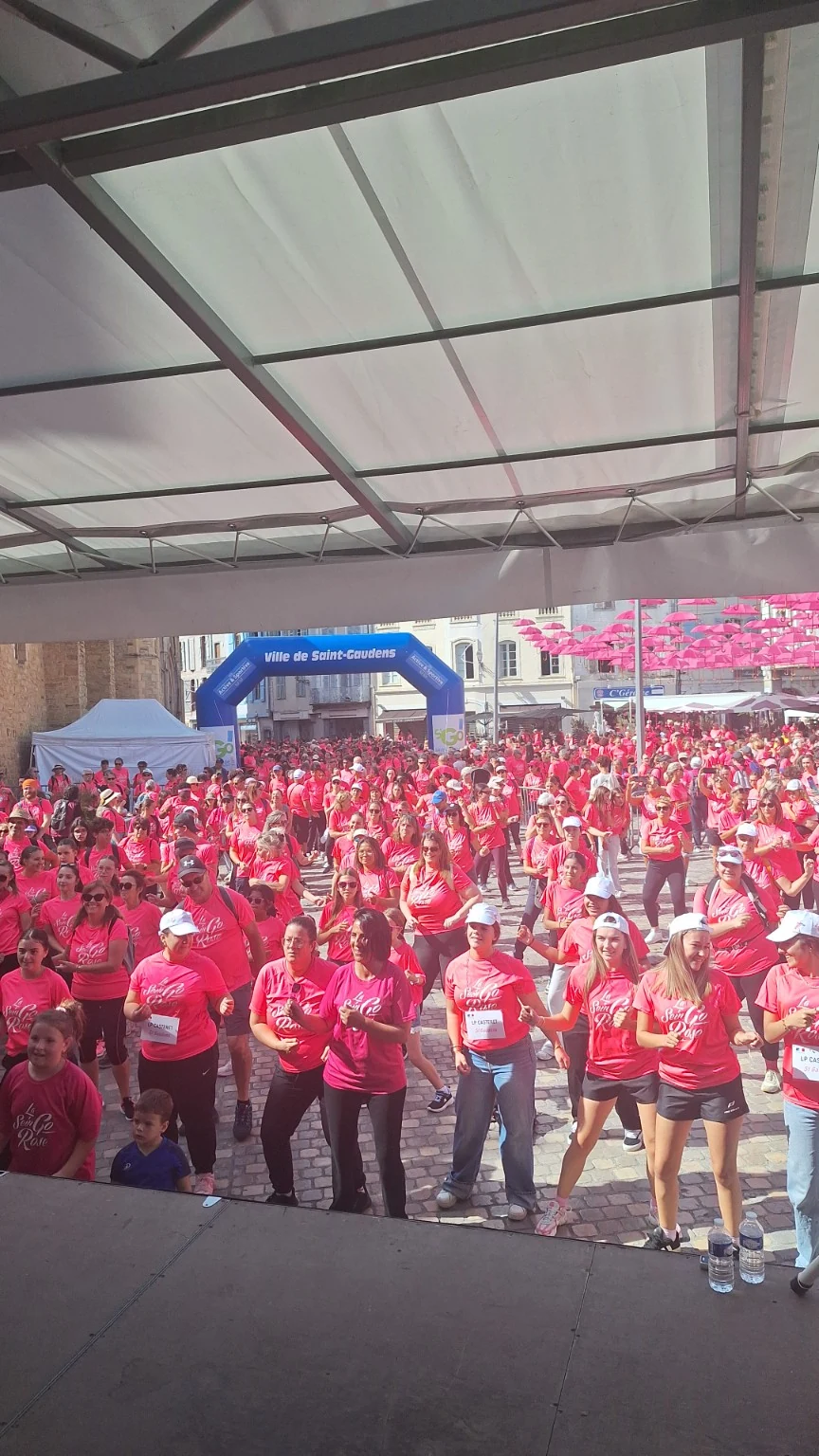 Le public réuni devant la scène à Saint-Gaudens, en tenue rose